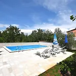 Apartment Lovely With Pool In Poreč