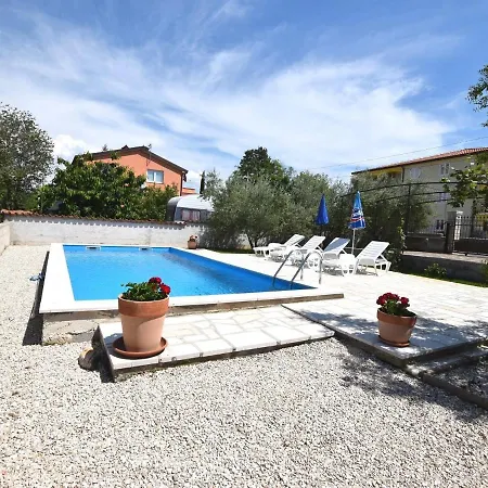 Daire Lovely With Pool In