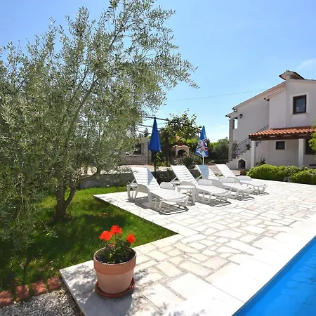 Lovely With Pool In Daire Poreč