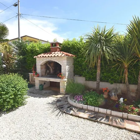 Lovely With Pool In Daire