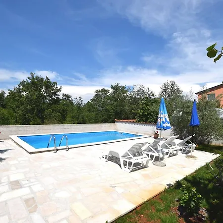 Daire Lovely With Pool In Poreč