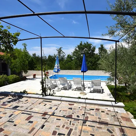 Lovely With Pool In Daire