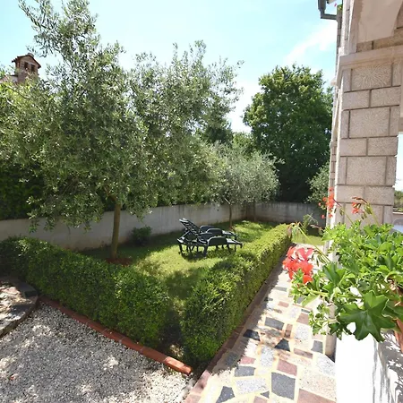 Lovely With Pool In Pore Πόρετς