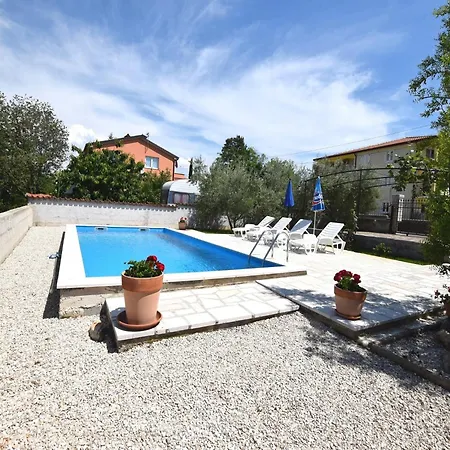 Lovely With Pool In Pore Πόρετς