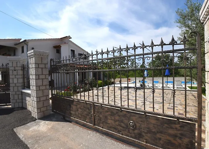 Lovely With Pool In Apartman Porec