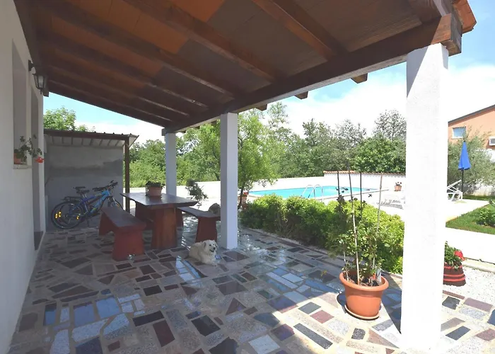 Lovely With Pool In Poreč
